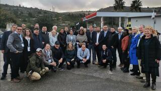 Legisladores pro-israelíes visitan Eli, el lugar donde ocurrió un ataque terrorista el jueves pasado.