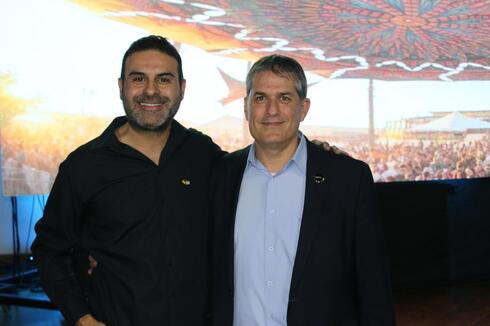 El embajador Gali Dagan con el actor Mauricio Mejía, quien actualmente participa en una de las producciones más vistas de Colombia. 