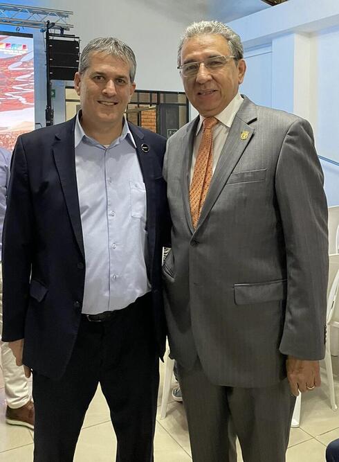 El embajador Dagan con Luis Guillermo Vélez, concejal de Medellín. 
