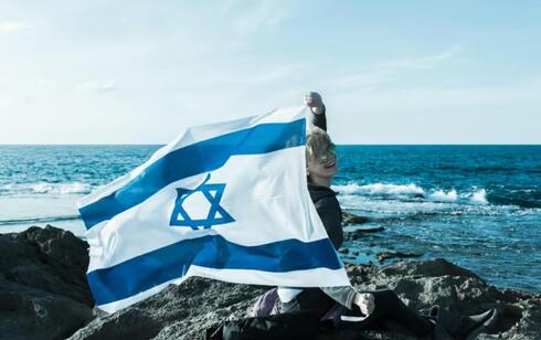 Una mujer con la bandera israelí. 