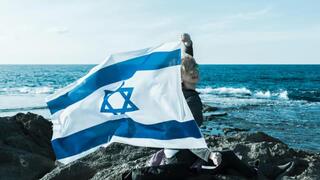 Una mujer con la bandera israelí.