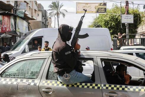 Hombres armados del "Comité de Defensa" en las calles de Rafah.