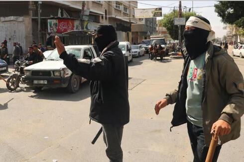 Hombres armados del "Comité de Defensa" en las calles de Rafah.
