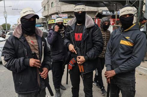 Hombres armados del "Comité de Defensa" en las calles de Rafah. 