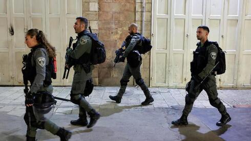 Policía fronteriza patrulla las calles de la Ciudad Vieja de Jerusalem. 