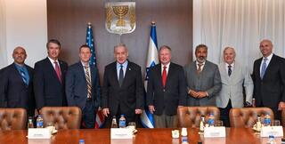 El primer ministro Benjamin Netanyahu con la bancada bipartidista del AIPAC. 