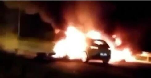 Un vehículo en llamas en una ciudad árabe-judía de Israel durante la "Operación Guardianes del Muro".
