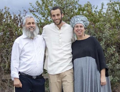Avivit y el rabino Tamir Granot con su hijo, Amitai z"l. La afligida madre lloró durante 24 horas después de los comentarios del Gran Rabino. 