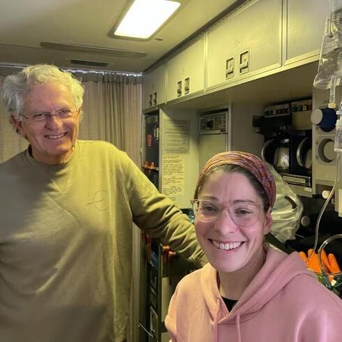 El Dr. Yaakov Segal y Ruthi Orlovitz salvaron la vida del pasajero que  padecía alergia. 