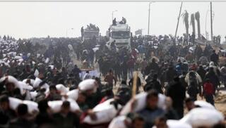 Habitantes de Gaza atacan los camiones de ayuda en la Franja de Gaza.