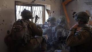 Soldados israelíes en operaciones en Khan Younis. La presión familiar en sus casas es insoportable. 