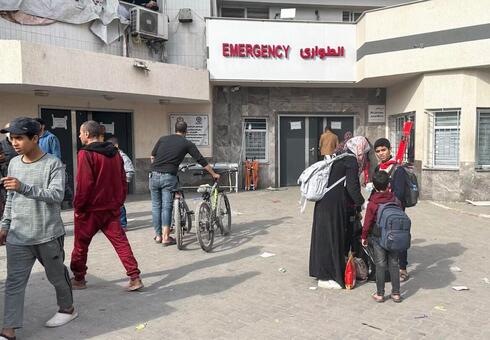 Palestinos se reúnen en el patio del hospital Shifa en Gaza el 10 de diciembre de 2023. 