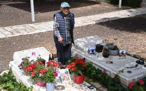 Yaakov Lubinevsky, sobreviviente del Holocausto, de 99 años, visita las tumbas del difunto sargento Yaron Shay y el sargento Ofek Russo, caídos en ataque de Hamás. 