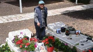 Yaakov Lubinevsky, sobreviviente del Holocausto, de 99 años, visita las tumbas del difunto sargento Yaron Shay y el sargento Ofek Russo, caídos en ataque de Hamás.