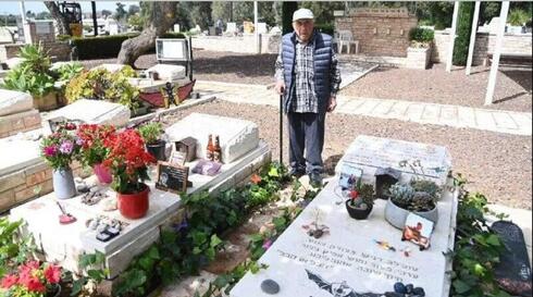 Yaakov visita todos los días las tumbas de los soldados caídos.