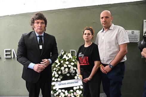 Javier Milei, presidente de Argentina, junto a familiares de víctimas del atentado a la Embajada de Israel en 1992.