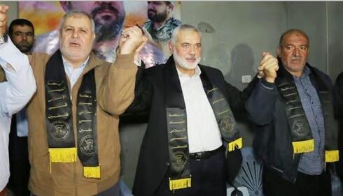 Khaled al-Batsh junto a Ismael Haniyeh, el alto mando político de Hamás.