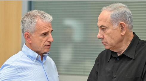 Archivo: El primer ministro Benjamin Netanyahu (derecha) habla con el jefe del Mossad, David Barnea, en la sede de las FDI en Tel Aviv el 15 de octubre de 2023. 