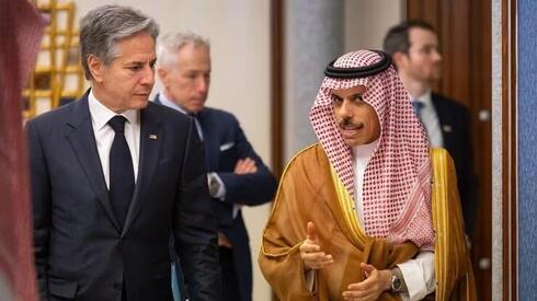 Antony Blinken con el canciller de Arabia Saudita. "La brecha se está reduciendo". 