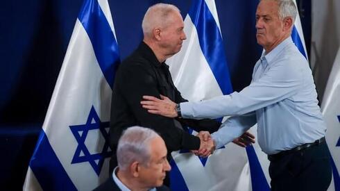 Gantz, Galant y Netanyahu en una declaración conjunta durante la guerra.  