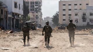 Fuerzas de las FDI en la Franja de Gaza, rodeando el Hospital Shifa.