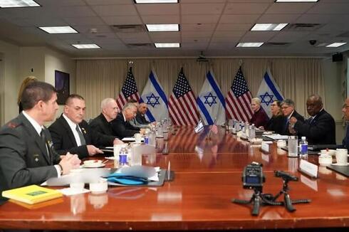 La delegación de Israel reunida con miembros de la Secretaría de Defensa, en el Pentágono. 