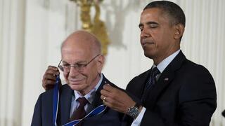 Daniel Kahneman recibiendo la Medalla de la Libertad de manos de Obama. 