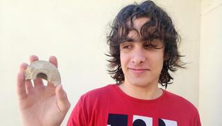 El joven israelí de 16 años con su descubrimiento.