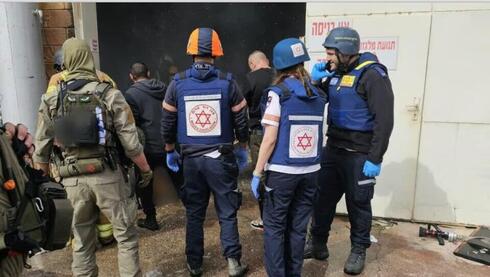 Paramédicos del MDA trabajan en la Alta Galilea tras el intenso bombardeo de Hezbolá contra la zona.