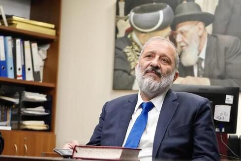 Arye Deri: "Consultaremos con los rabinos". Los ultraortodoxos recibieron el fallo en estado de shock. 