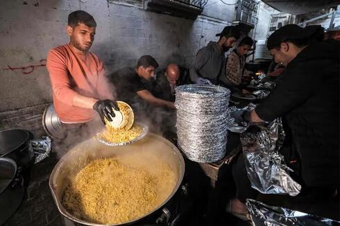 Rompiendo el ayuno del Ramadán en una comida iftar en Rafah. 