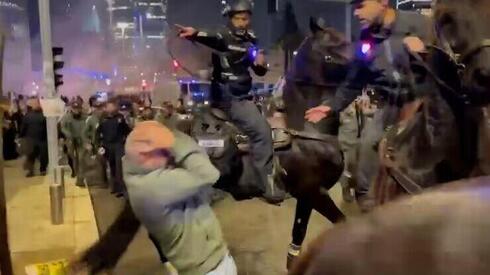 Un oficial de policía reprime con violencia a un manifestante. 