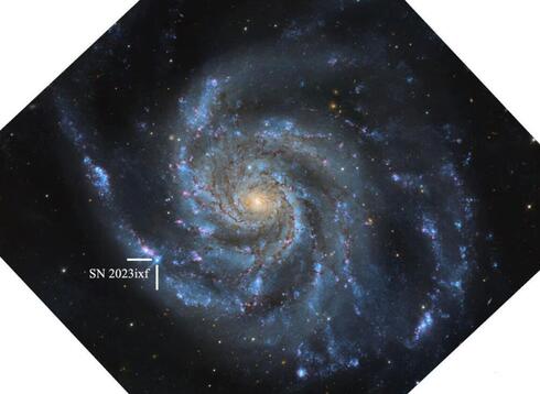 El brillante destello es la Supernova SN 2023ixf en la Galaxia Molinete, según datos telescópicos recibidos los días 20, 21 y 22 de mayo. 