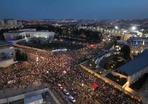 Miles de manifestantes frente a la Knesset este domingo.
