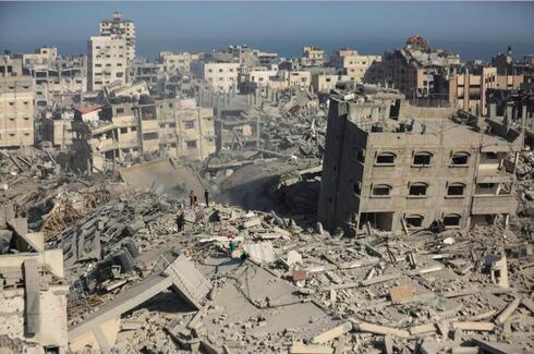 Ruinas alrededor del Hospital Shifa en Gaza.