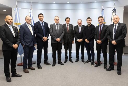 El embajador de Israel en Argentina, Eyal Sela, rodeado por los gobernadores Torres, Figueroa y Sadir, entre otros diplomáticos y empresarios. 
