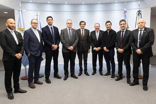 El embajador de Israel en Argentina, Eyal Sela, rodeado por los gobernadores Torres, Figueroa y Sadir, además de otros diplomáticos, representantes del CFTI y de la Cámara  Empresaria Argentino-Israelí. 