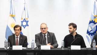 El embajador de Israel en Argentina, Eyal Sela, rodeado por los gobernadores Torres, Figueroa y Sadir, además de otros diplomáticos, representantes del CFTI y de la Cámara  Empresaria Argentino-Israelí. 