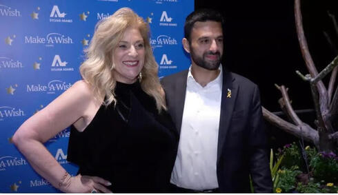 La cofundadora de Make a Wish Denise Bar-Aharon, junto al periodista árabe-israelí Yoseph Haddad. 