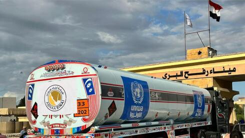 Combustible transportado a través del paso fronterizo egipcio en Rafah hacia la Franja de Gaza.