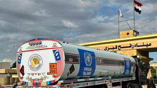 Combustible transportado a través del paso fronterizo egipcio en Rafah hacia la Franja de Gaza.