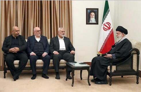 El líder supremo de Irán, Alí Jamenei, se reúne con Ismail Haniyeh, de Hamás, en Teherán, el mes pasado.