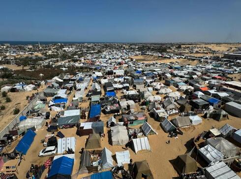 Tiendas de campañas llenan el campamento de refugiados de Rafah.