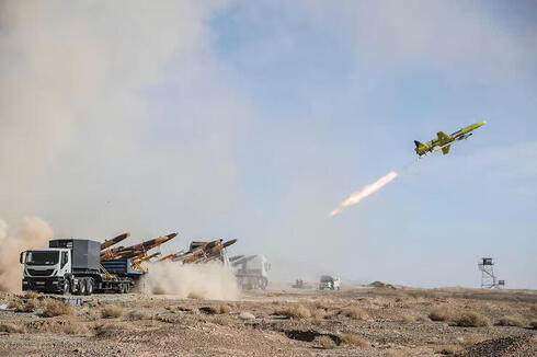 Lanzamiento de un dron en una prueba del ejército iraní. 