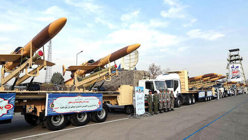 Drones iraníes exhibidos durante un desfile militar en Teherán. 