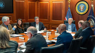 El presidente Joe Biden y el secretario de Estado Joe Biden evalúan la situación junto a otros funcionarios en la Casa Blanca. 