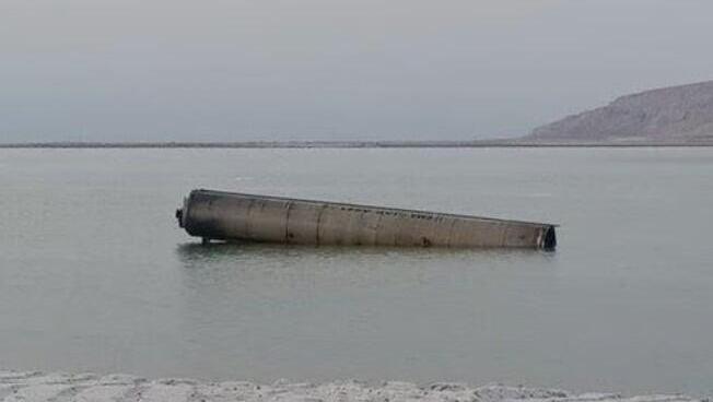 Resto de misil interceptado en el Mar Muerto.