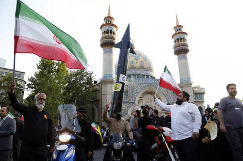 Iraníes festejan en Teherán. 