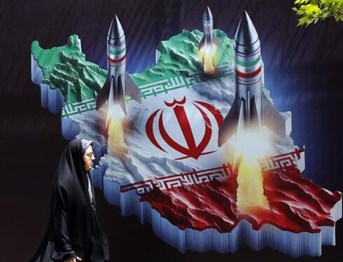 Decenas de carteles se vieron al principio de esta semana en Teherán tras el ataque del sábado contra Israel.