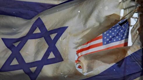 Una bandera estadounidense dentro de una bandera israelí.